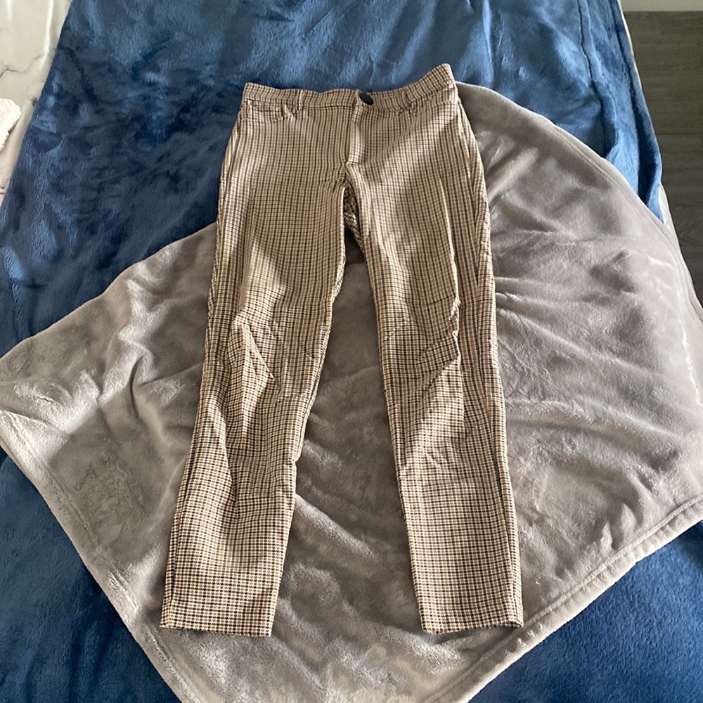 Cute legging pants! Perfect for a professional setting.